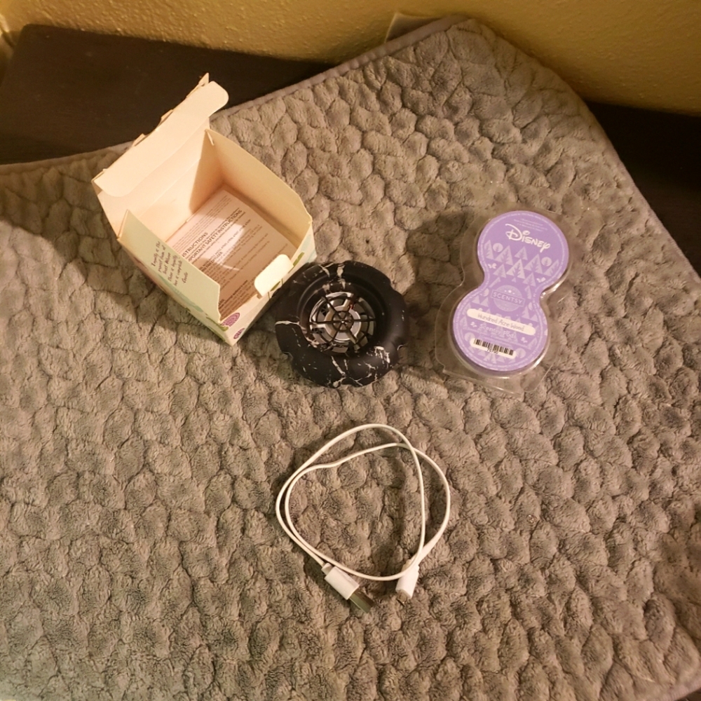 Scentsy Black Candle Holder with Purple POD. NIB